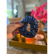 Scrunchie - koboltblå/blomstret