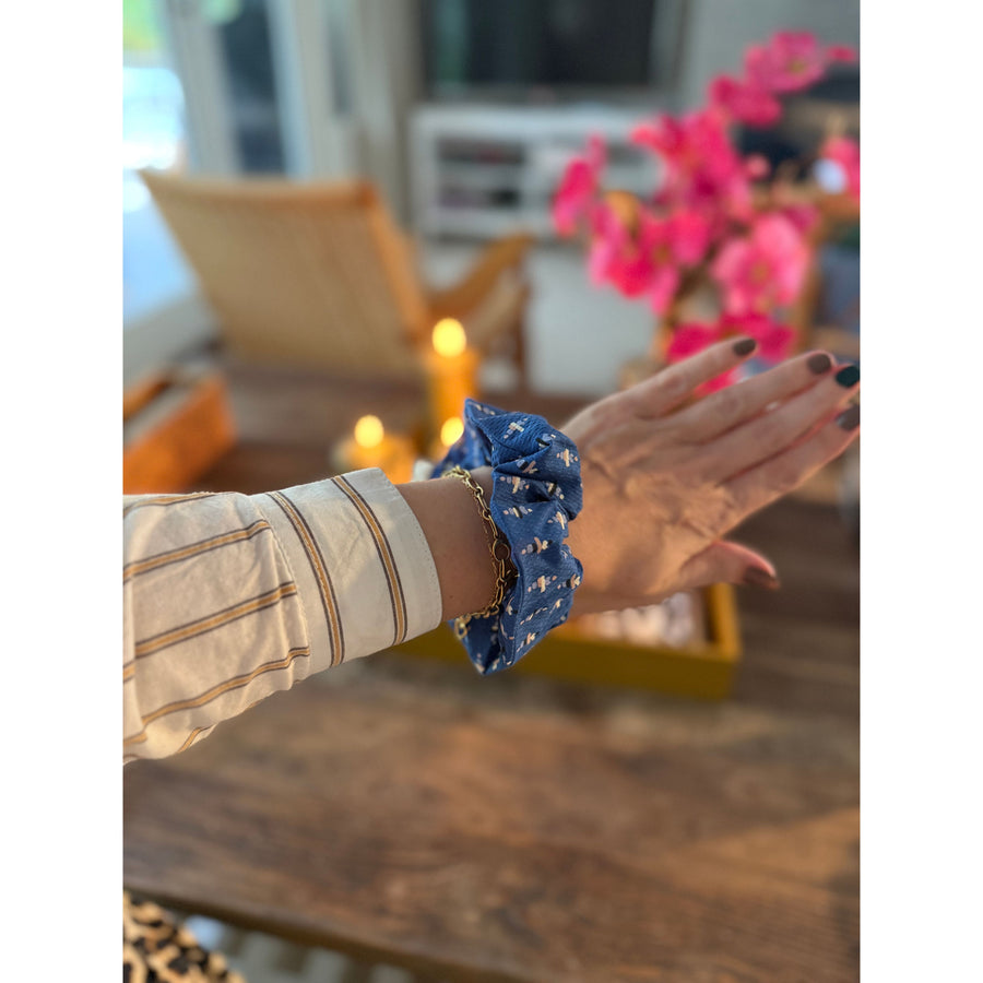 Scrunchie - koboltblå/blomstret