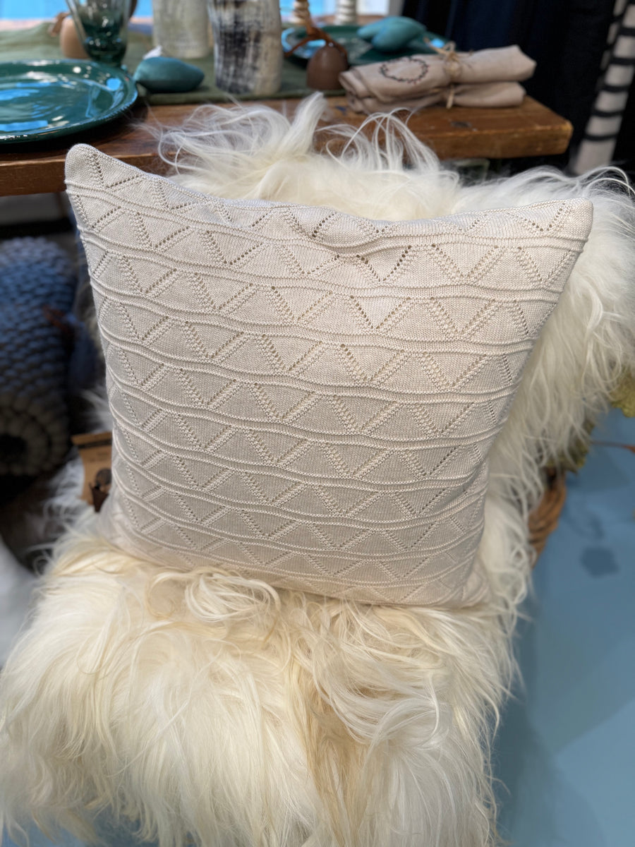 Strikket Pude – Mountain Beige Melange – 50×50 cm