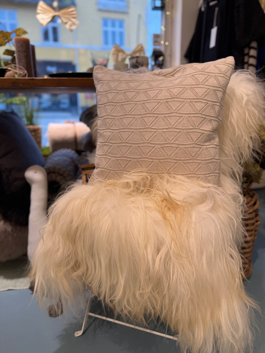 Strikket Pude – Mountain Beige Melange – 50×50 cm