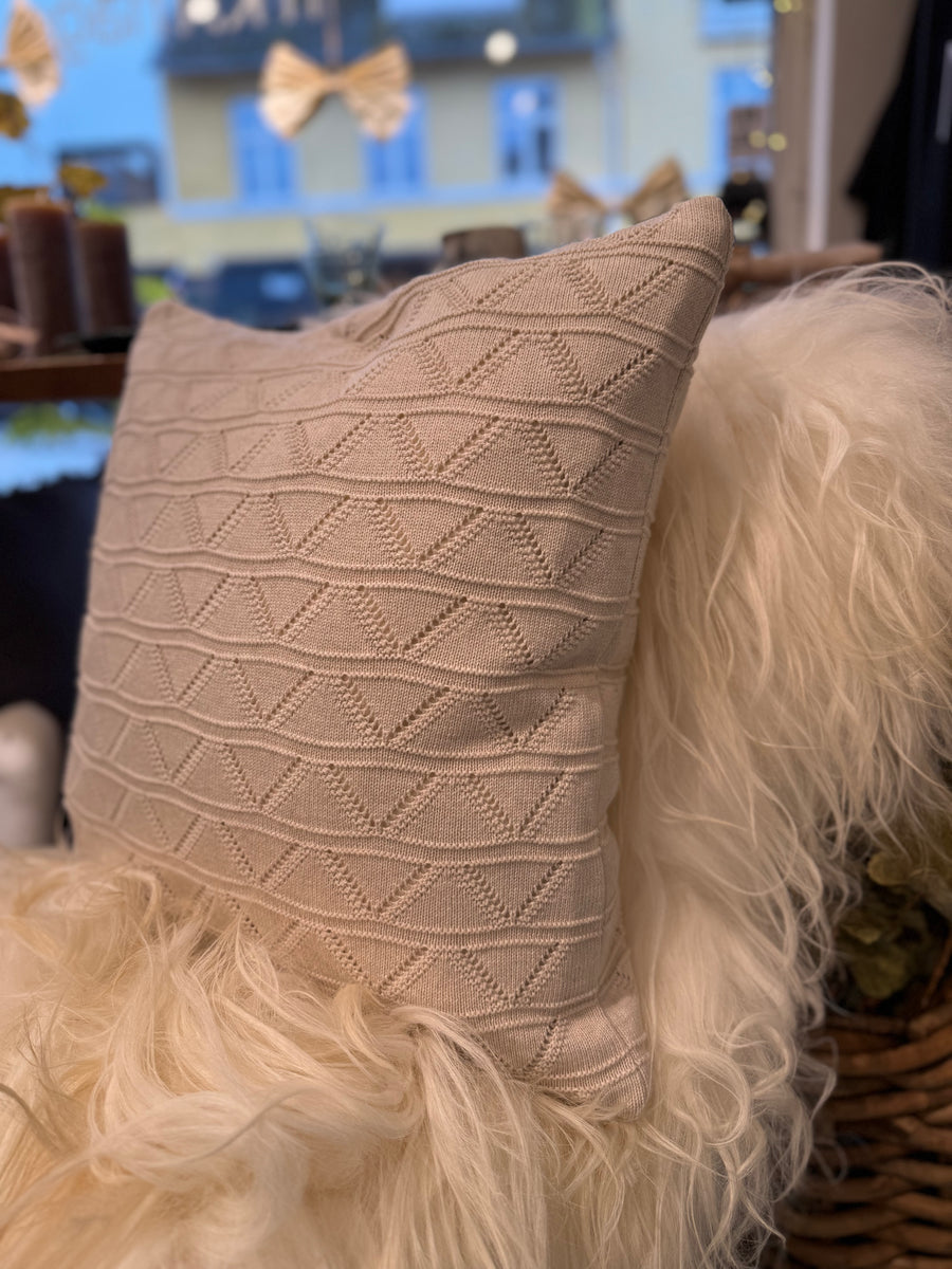 Strikket Pude – Mountain Beige Melange – 50×50 cm