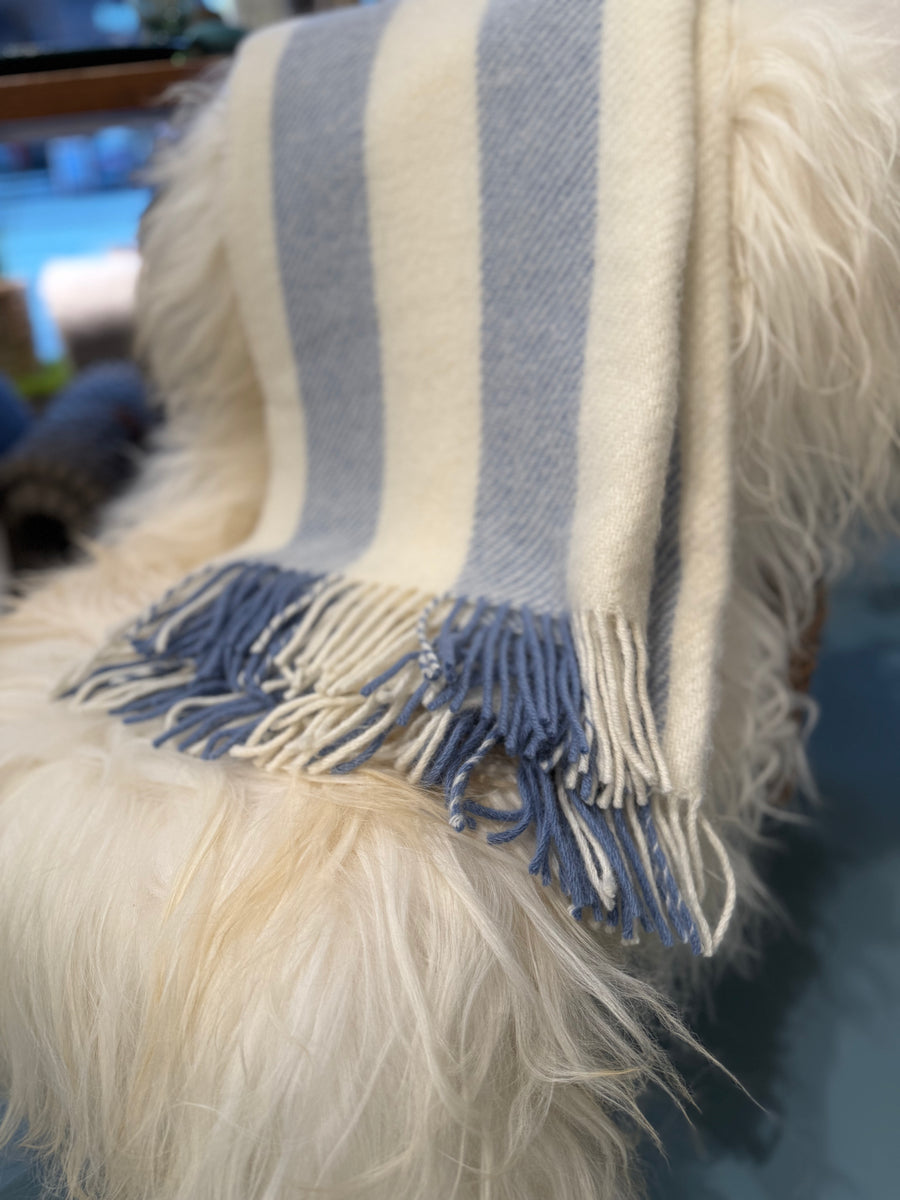 uldplaid fra Klippan - Gotland blå og hvid striped
