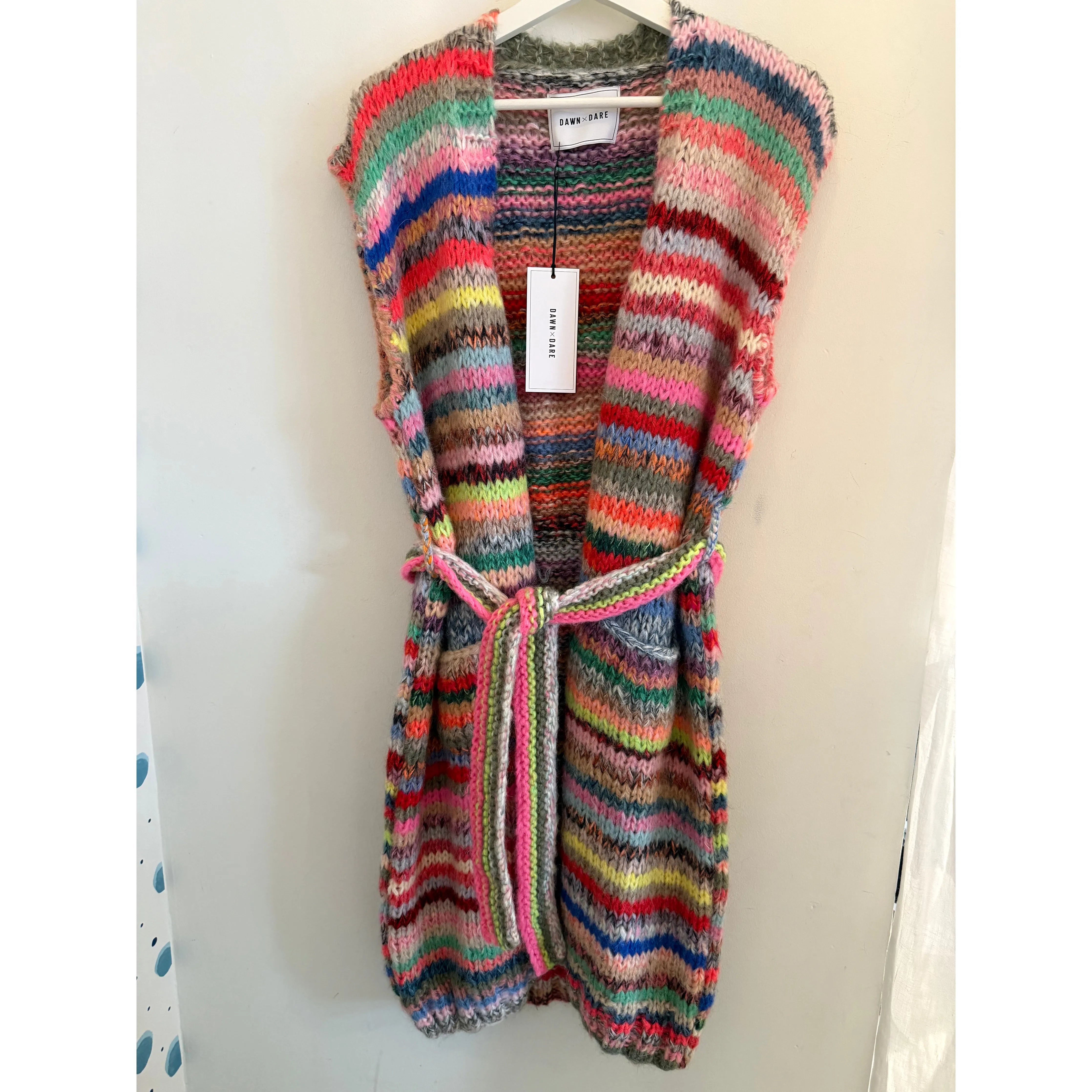 Multifarvet strikvest med bælte - Tracey