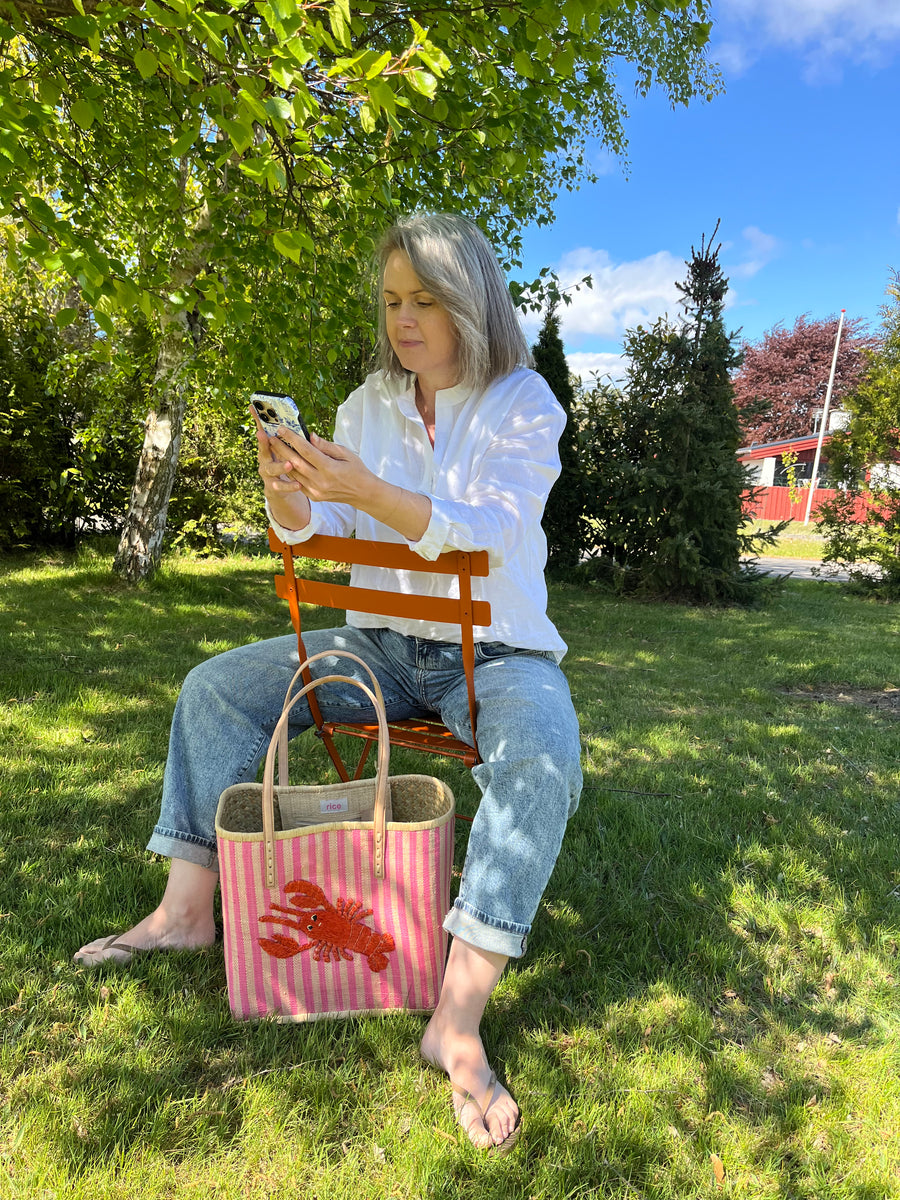 Raffia taske med lyserøde striber og broderet hummer - large