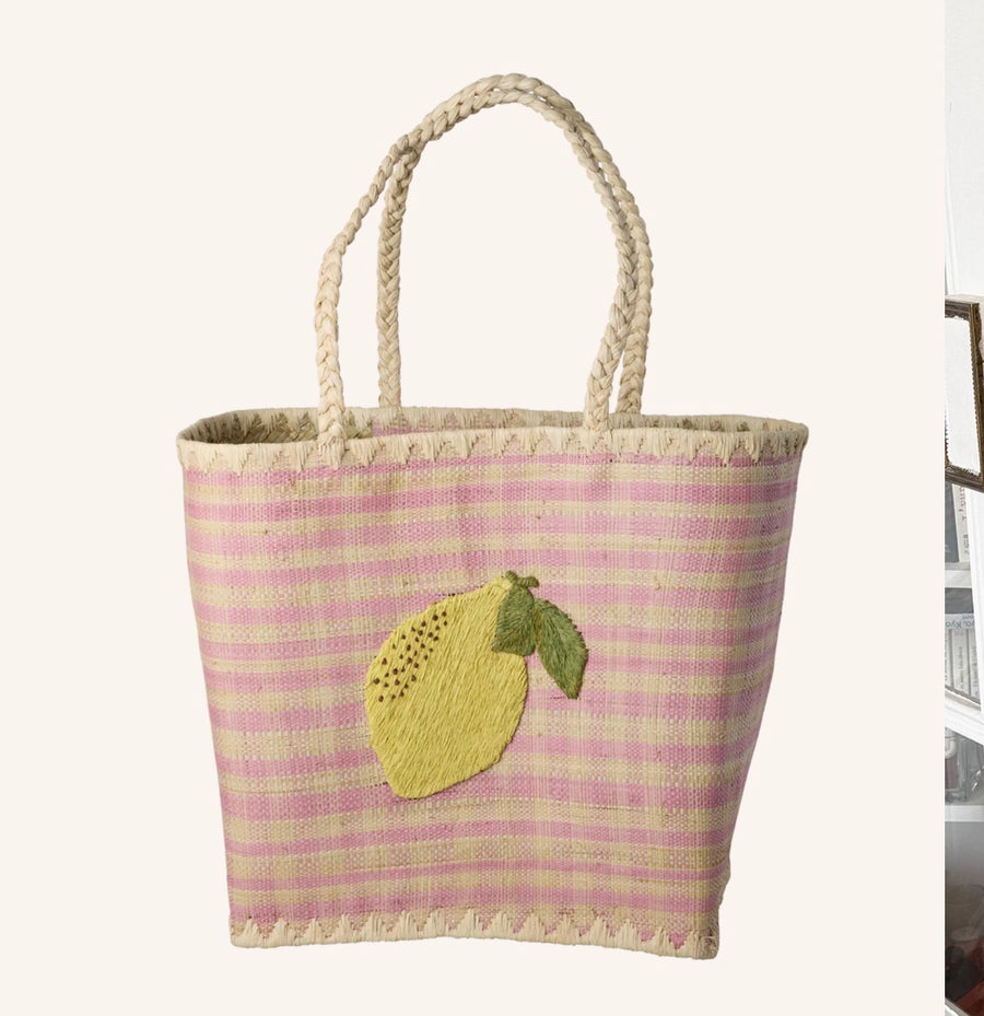 Raffia taske med citron broderi i lyserød - large