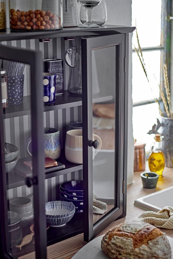 Hazem Skab, Sort, Fyrretræ