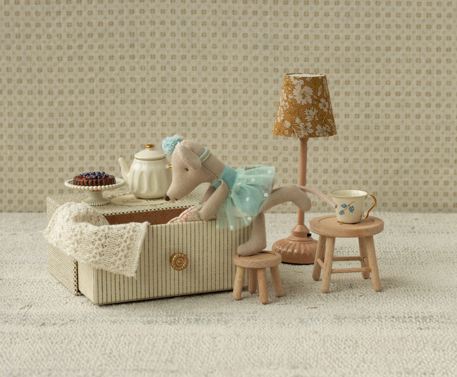 Dansemus i daybed, Lillesøster
